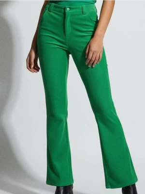 Sinsay - Welurowe spodnie z rozszerzanymi nogawkami typu dzwony - zielony