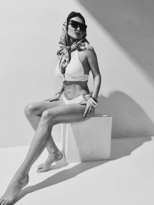 Sinsay - Wiązana góra od bikini z ozdobnym detalem - kremowy