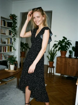 Sinsay - Wiskozowa kopertowa sukienka midi w kropki - czarny