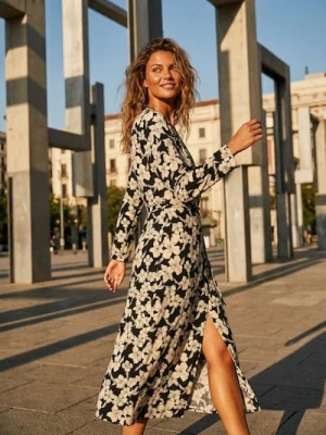 Sinsay - Wiskozowa kopertowa sukienka midi w panterkę - wielobarwny