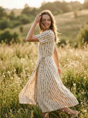 Sinsay - Wiskozowa kopertowa sukienka midi w paski - kremowy