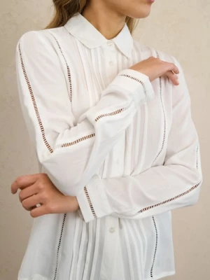 Sinsay - Wiskozowa koszula regular fit z ażurowymi wstawkami - kremowy