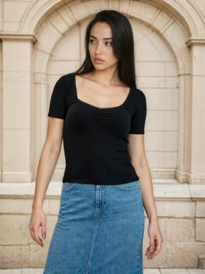 Sinsay - Wiskozowa koszulka z koronką i marszczeniem przy dekolcie - czarny