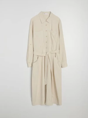 Sinsay - Wiskozowa koszulowa sukienka midi z domieszką lnu PLUS SIZE - kremowy