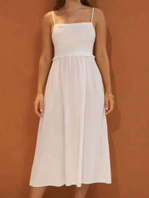 Sinsay - Wiskozowa sukienka midi na ramiączkach z domieszką lnu - kremowy