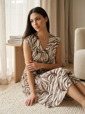 Sinsay - Wiskozowa sukienka midi w abstrakcyjny wzór - brązowy