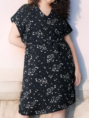 Sinsay - Wiskozowa sukienka midi w kwiaty Plus Size - czarny