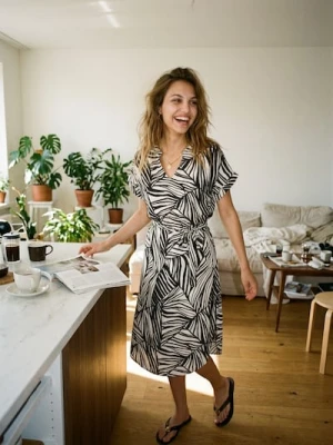 Sinsay - Wiskozowa sukienka midi z rękawem kimono w abstrakcyjny wzór - wielobarwny