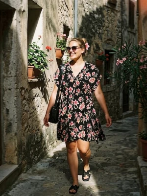 Sinsay - Wiskozowa sukienka mini z paskiem, w kwiaty - różowy