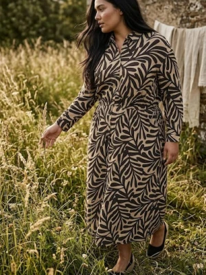 Sinsay - Wiskozowa sukienka w lisciasty wzór z wiązaniem w talii Plus Size - wielobarwny