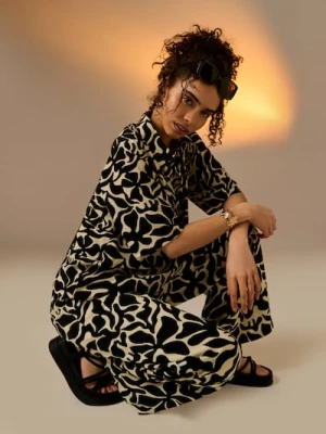 Sinsay - Wiskozowe spodnie wide leg z abstrakcyjnym wzorem - czarny