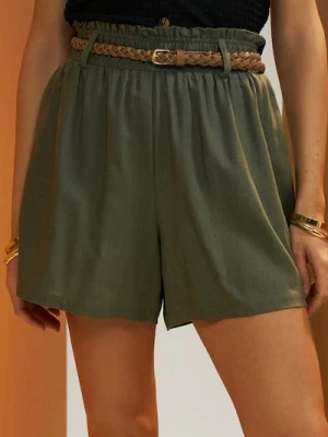 Sinsay - Wiskozowe szorty z domieszką lnu z paskiem - zielony
