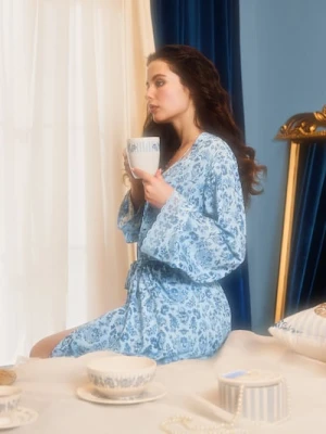 Sinsay - Wiskozowy szlafrok w kwiaty z koronkowym wykończeniem Bridgerton - błękitny