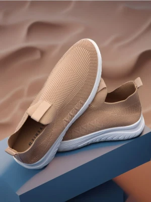 Sinsay - Wsuwane sneakersy - beżowy