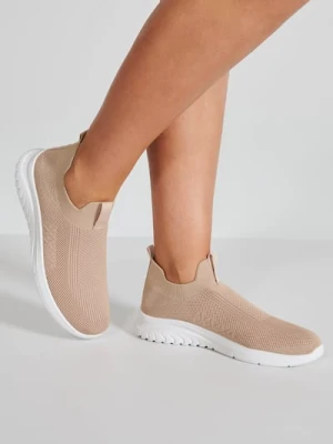 Sinsay - Wsuwane sneakersy - beżowy