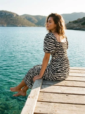 Sinsay - Wzorzysta sukienka midi z marszczeniem - wielobarwny