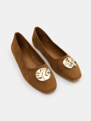 Sinsay - Zamszowe baleriny z ozdobną złotą klamrą - brązowy