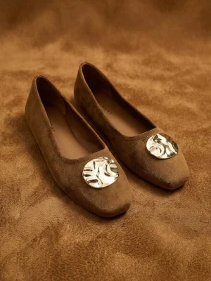 Sinsay - Baleriny z ozdobną złotą klamrą z imitacji zamszu - brązowy