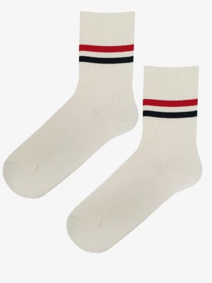 Skarpetki unisex za kostkę z białej prążkowanej dzianiny z kolorowymi paskami Striped MARILYN