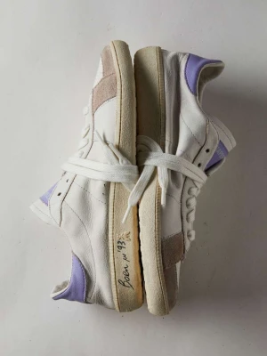 SKIN Sneakers "Born in '93" ze skóry nappa PATRIZIA PEPE