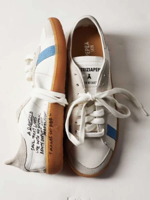 SKIN Sneakers ze skóry nappa z napisem Patrizia Pepe biały