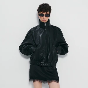 Skórzana czarna kurtka ze stójką i paskiem House