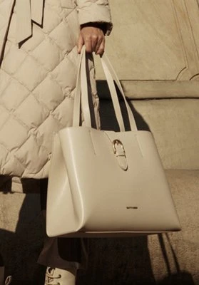 Skórzana shopperka z dekoracyjnym zapięciem kremowa Wittchen