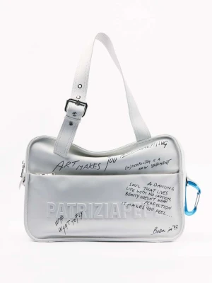 Skórzana torba na zakupy (IM)PERFECTION z kaligraficznym nadrukiem PATRIZIA PEPE