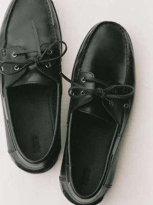 Skórzane buty w stylu żeglarskim czarny - Mężczyzna - - MANGO MAN