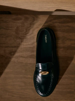 Skórzane czarne mokasyny ze złotymi sprzączkami TARANKO