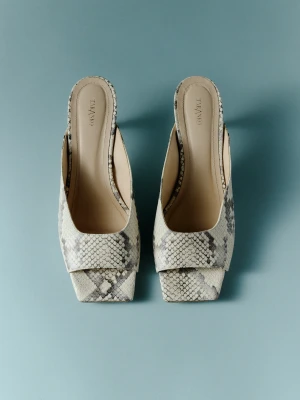 Skórzane klapki w zwierzęcy print TARANKO