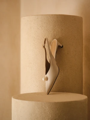 Skórzane kremowe czółenka z perłą TARANKO