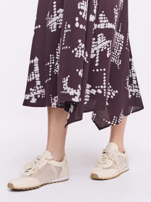 Skórzane kremowe sneakersy z ozdobnymi przywieszkami TARANKO