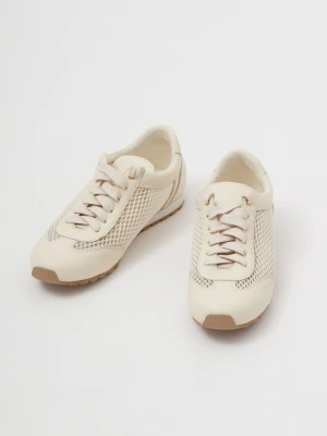 Skórzane kremowe sneakersy z ozdobnymi przywieszkami Taranko