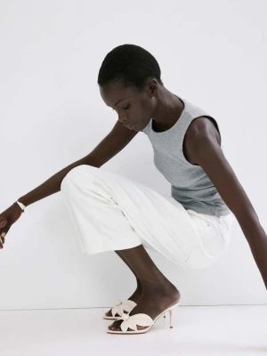 Skórzane sandały z kwiatem na obcasie kremowy / écru - Kobieta - - MANGO