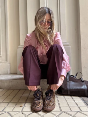 Skórzane sneakersy w panterkę z wymiennymi sznurówkami TARANKO