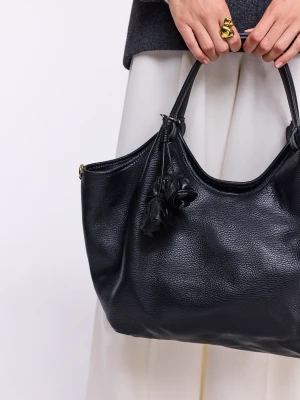 Skórzany brelok z różyczkami w czarnym kolorze TARANKO