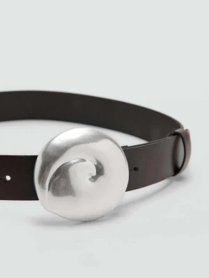 Skórzany pasek z klamrą w kształcie muszli czekoladowy - Kobieta - - MANGO