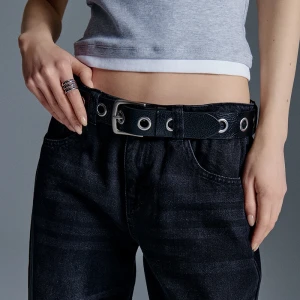 Skórzany pasek z metalowymi oczkami czarny House