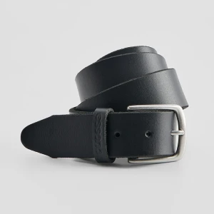 Skórzany pasek z napisem essence czarny House