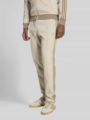 Slim Fit spodnie dresowe z mieszanki bawełny z kantami adidas Originals Piaskowy