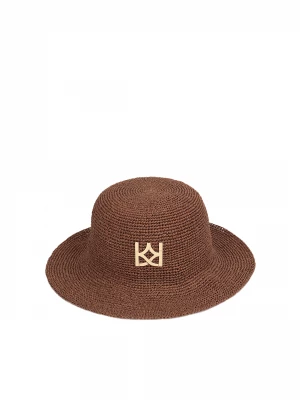 Słomkowy kapelusz z monogramem Kazar
