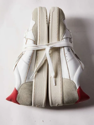 Sneakers Fly '93 z detalami z zamszu Patrizia Pepe biały