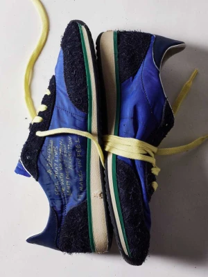Sneakers Running SKIN z nylonu i zamszu Patrizia Pepe granatowy