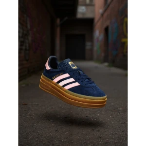 Sneakersy adidas Gazelle Bold JR5951 Granatowy