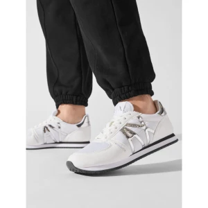 Sneakersy Armani Exchange XDX031 XV137 M696 Biały