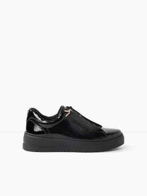Sneakersy Marco Tozzi w lakierowanej optyce BonPrix czarny