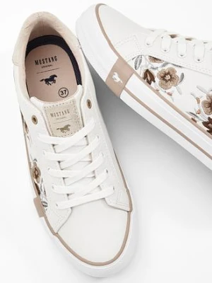 Sneakersy marki Mustang z haftem bonprix