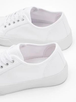 Sneakersy na platformie z bawełnianego płótna bonprix