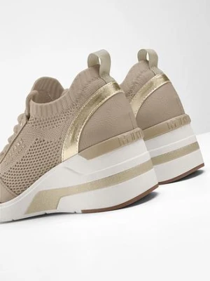 Sneakersy na podeszwie platformie Mustang bonprix